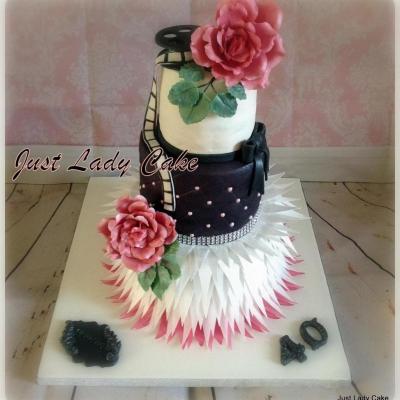 Wedding cake chic rose et noir fleur froufrou